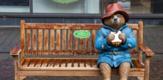 Jóvenes se roban estatua del oso Paddington en Inglaterra