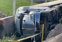 Vuelca trailero tras sufrir un infarto en la México-Puebla