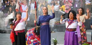 Mujeres indígenas entregan bastón de mando a Sheinbaum en el 8M