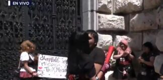 Pareja se compromete durante la Marcha Emo 2025 en CDMX
