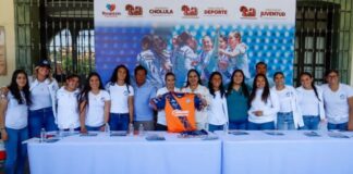 Jugadoras del Puebla Femenil firman autógrafos en San Pedro Cholula