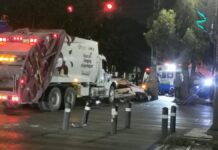 Choque entre automóvil y camión de basura deja un muerto