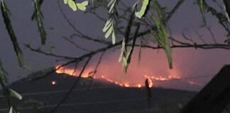 Bloquean carretera para exigir que apaguen incendio en Tepexco