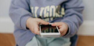 Aumentan los menores con miopía por uso de dispositivos móviles