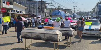 Transportistas bloquean entrada de Acapulco