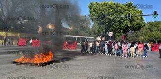Normalistas bloquean bulevar 5 de Mayo y pintan unidades de RUTA
