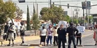 Cierran la 11 Sur en protesta por desabasto de agua