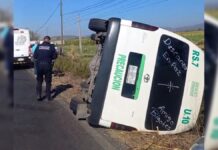 Volcadura de combi RS7 deja pasajeros lesionados