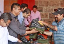 Omar Muñoz entrega uniformes para Recolección de Residuos