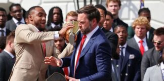 JD Vance rompe trofeo de Ohio State en la Casa Blanca
