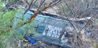 Vuelca autobús y cae a barranco en la Sierra Negra