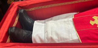 Papa Francisco fue sepultado con sus zapatos usados