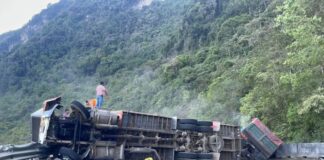Tráiler aplasta automóvil en la México-Tuxpan