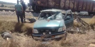 Tren arrolla a camioneta en Tlaxcala; hay 2 muertos y 5 heridos