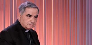 Cardenal Becciu renuncia a participar en el cónclave