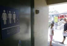 Arrestan a estudiante transgénero por usar un baño femenino en Florida