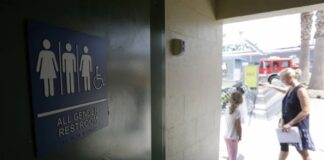 Arrestan a estudiante transgénero por usar un baño femenino en Florida