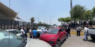 Dueños de carros extranjeros vuelven a manifestarse afuera del C5