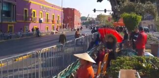 Retiran a personas por rentar sillas para el Desfile del 5 de Mayo