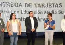 Entregan tarjetas de la beca Benito Juárez a alumnos de prepas BUAP