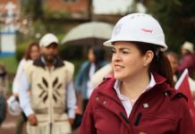 Bety Sánchez entrega techado y red eléctrica en Huilotepec