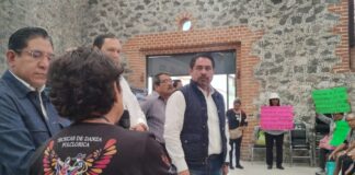 Adultos mayores se manifiestan en la Casa del Abue