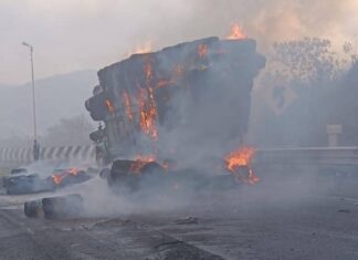 Incendio consume tráiler y camión tras accidente en la Puebla-Orizaba