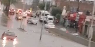 Lluvia intensa inunda calles y deja caos vial en Puebla
