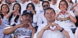 Armenta asiste a partido de Liga Metropolitana de Béisbol AA en Izúcar