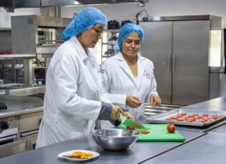 Transforman en IBERO Puebla los excedentes de jitomate en galletas