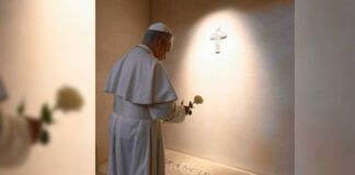 León XIV visita la tumba del Papa Francisco en Roma