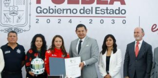 Armenta reconoce a niña de 13 años, promesa poblana del automovilismo
