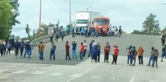 Comerciantes de Texmelucan bloquean accesos al municipio