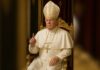 Trump sube foto vestido de papa en redes sociales