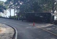 Cuatro heridos deja volcadura en la Amozoc-Nautla