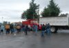 Transportistas bloquean la Teziutlán-Virreyes para exigir inclusión en contratos
