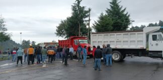 Transportistas bloquean la Teziutlán-Virreyes para exigir inclusión en contratos