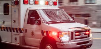 Motociclista resulta gravemente herido tras choque contra combi en Izúcar