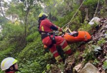 Rescatan a hombre que cayó en barranca de 25 metros