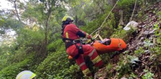 Rescatan a hombre que cayó en barranca de 25 metros