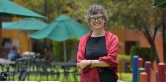 Poeta y ensayista Carla Faesler inspira a jóvenes escritores UDLAP