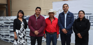 Omar Muñoz entrega fertilizante a agricultores de San Lorenzo Almecatla