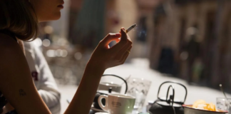 Francia prohíbe fumar en parques, playas y alrededor de escuelas