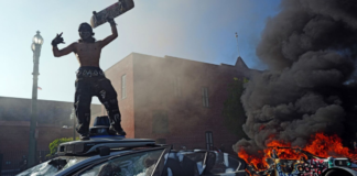 Declaran toque de queda en Los Ángeles tras disturbios