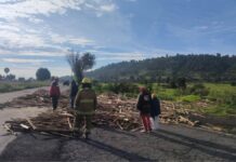 Conductor es hospitalizado tras volcadura en San Francisco Coapan