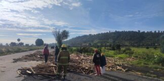 Conductor es hospitalizado tras volcadura en San Francisco Coapan