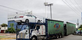 Nodriza queda atorada en vías del tren, a la altura del puente de San Felipe