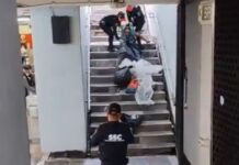 Policías golpean y arrastran a persona en situación de calle en Metro CDMX