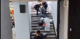 Policías golpean y arrastran a persona en situación de calle en Metro CDMX