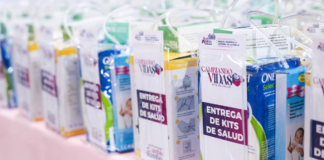 Lupita Cuautle entrega 117 kits de salud a adultos mayores